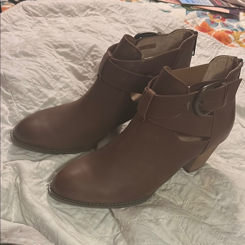Vionic New Brown Leather Ankle Boots. Wrap look ankle‎ strap with back zipper.